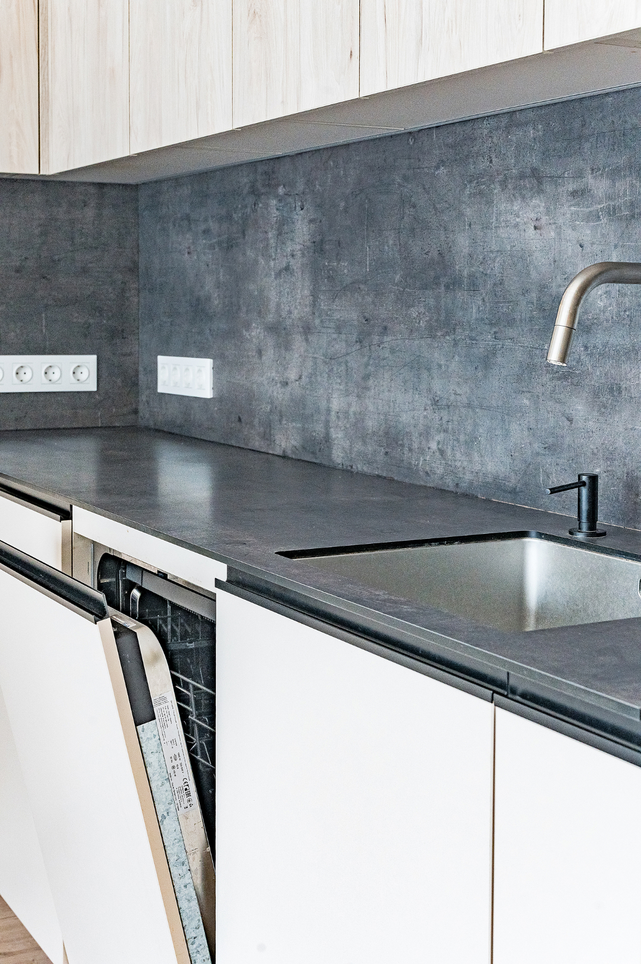 ATR36 virtuvės detalė – stalviršis ir technika